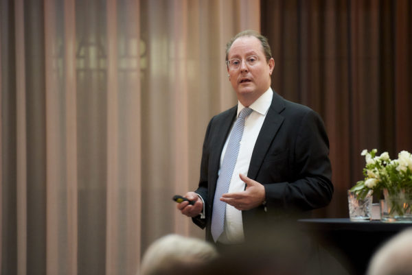 Alex von Sponeck bei seinem Vortrag: Impact Investing in Emerging Markets - Marktrendite und UN-Nachhaltigkeitsziele (SDGs) realisieren