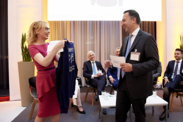 Bei der Anmoderation: Barbara Bertolini und Hubertus Theile-Ochel von Golding Capital Partners