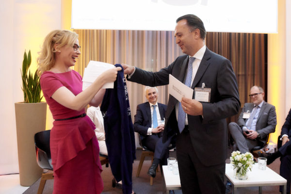 Bei der Anmoderation: Barbara Bertolini und Hubertus Theile-Ochel von Golding Capital Partners