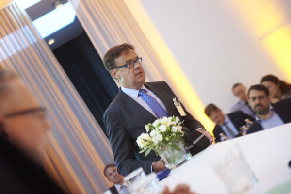 Moderator Hagen Hügelschäffer führte souverän und bestens vorbereitet die Podiumsdiskussion