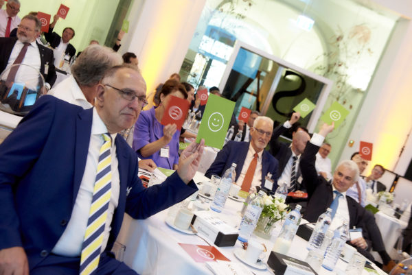 Umfrage unter den Gästen: "Die EU-Kommission - dein Freund und Helfer?"