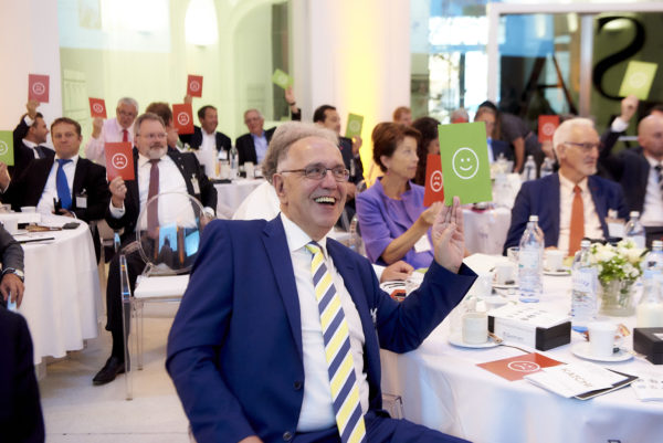 Umfrage unter den Gästen: "Die EU-Kommission - dein Freund und Helfer?"