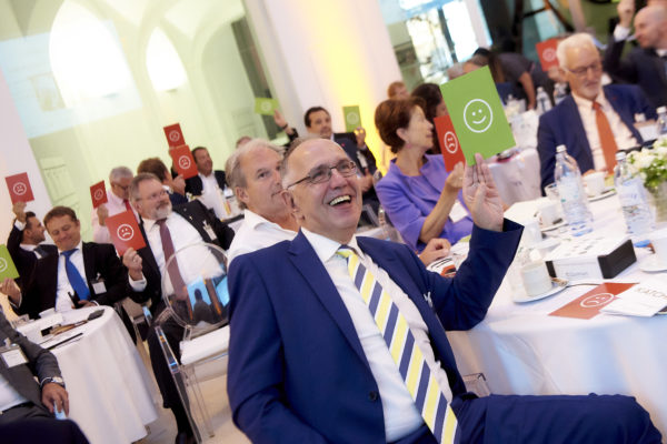 Umfrage unter den Gästen: "Die EU-Kommission - dein Freund und Helfer?"