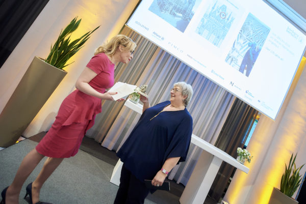 Sabine Asgodom bekam von Barbara Bertolini ein über 170 Jahre altes Fragment vom Wiener Stephansdom