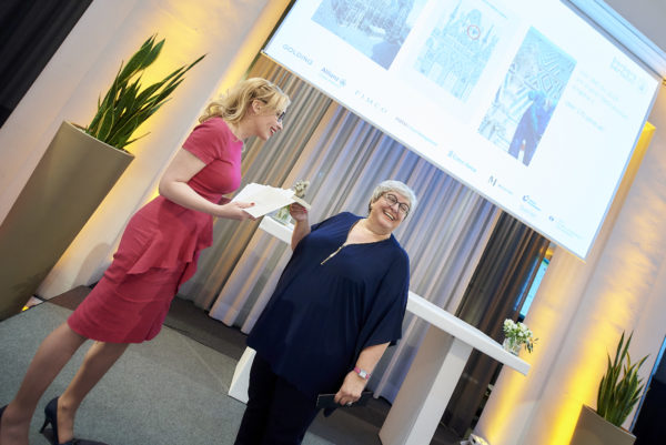 Sabine Asgodom bekam von Barbara Bertolini ein über 170 Jahre altes Fragment vom Wiener Stephansdom