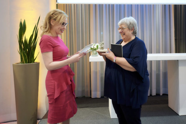 Sabine Asgodom bekam von Barbara Bertolini ein über 170 Jahre altes Fragment vom Wiener Stephansdom