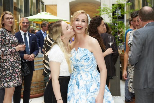 Ronja Gianna Bertolini mit Barbara Bertolini