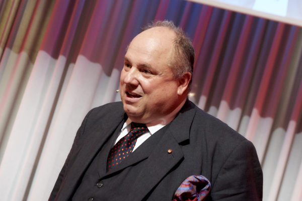 Florian W. O. Macho begrüßt die Gäste des Gala-Abends