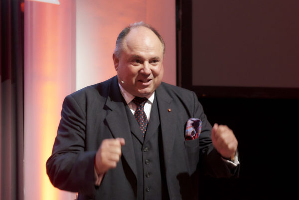 Florian W. O. Macho bei der Begrüßung am Gala-Abend des Institutionellen Altersvorsorge- und Investorengipfels 2019