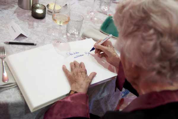 Waltraut Haas schreibt sich ins Gästebuch von Barbara Bertolini
