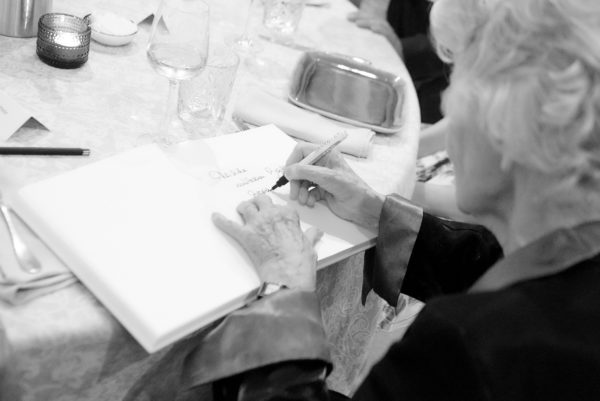 Waltraut Haas schreibt sich ins Gästebuch von Barbara Bertolini