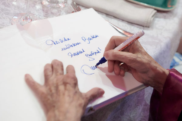 Waltraut Haas schreibt sich ins Gästebuch von Barbara Bertolini