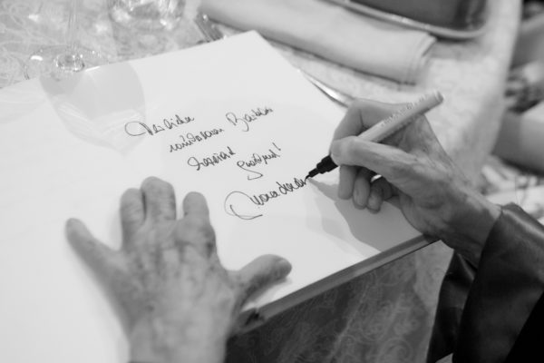 Waltraut Haas schreibt sich ins Gästebuch von Barbara Bertolini