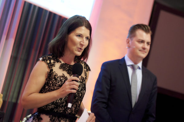 Erika Hochrieser bedankt sich im Namen von Nationalrätin Ruth Humbel