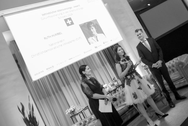 Erika Hochrieser bedankt sich im Namen von Nationalrätin Ruth Humbel