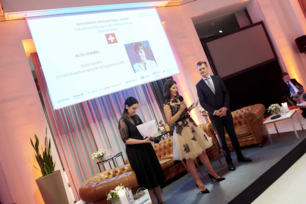 Erika Hochrieser bedankt sich im Namen von Nationalrätin Ruth Humbel