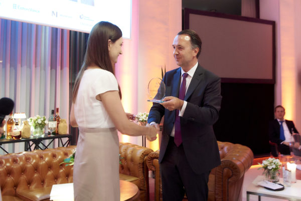 Bettina Schwindt vom Bundesministerium für Arbeit und Soziales übernimmt den BAV-Award 2019