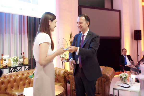 Bettina Schwindt vom Bundesministerium für Arbeit und Soziales übernimmt den BAV-Award 2019