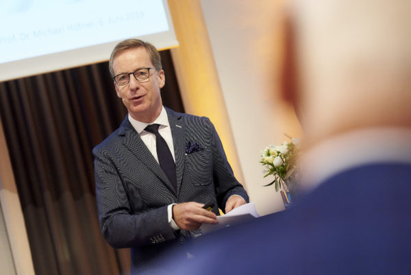 Prof. Dr. Michael Hüther bei der Eröffnungs-Keynote von Tag 2 des Gipfeltreffens: "Langfristige Zinsen im demografischen Wandel"