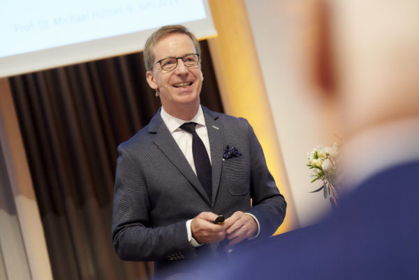 Prof. Dr. Michael Hüther bei der Eröffnungs-Keynote von Tag 2 des Gipfeltreffens: "Langfristige Zinsen im demografischen Wandel"