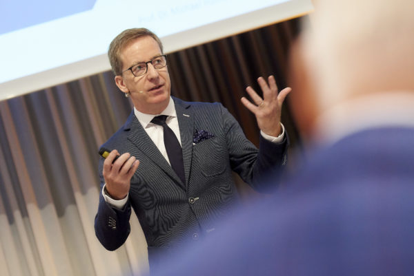Prof. Dr. Michael Hüther bei der Eröffnungs-Keynote von Tag 2 des Gipfeltreffens: "Langfristige Zinsen im demografischen Wandel"
