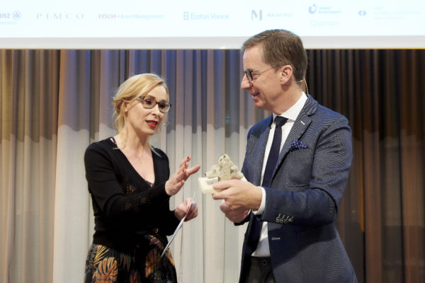 Prof. Dr. Michael Hüther bekam von Barbara Bertolini eine fast 200 Jahre "Kreuzblumenkrabbe" - ein Original-Fragment vom Wiener Stephansdom, welches im Frühjahr 2019 im Zuge von Renovierungsarbeiten abgetragen wurde