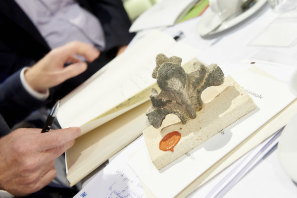 Die fast 200 Jahre alte Kreuzblumenkrabbe vom Wiener Stephansdom mit Siegelstempel, der für die Echtheit garantiert