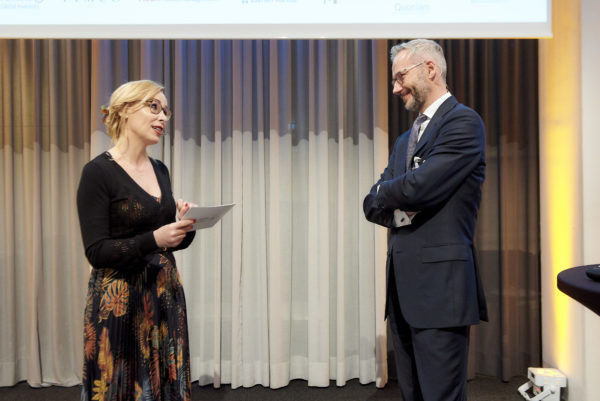 Barbara Bertolini mit Dr. Thomas Kressin, PIMCO Deutschland bei der Anmoderation