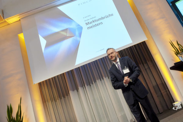 Dr. Thomas Kressin, PIMCO Deutschland bei seinem bereits tradtionellen Wirtschaftsausblick beim Gipfeltreffen