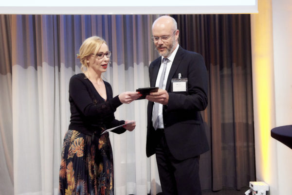 Bei der Anmoderation: Filmmusikproduzent von Top Gun, Harold Faltermeyer signierte für Frank Hövermann, in seiner Freizeit leidenschaftlicher Pilot, eigens sein neues Buch und eine CD