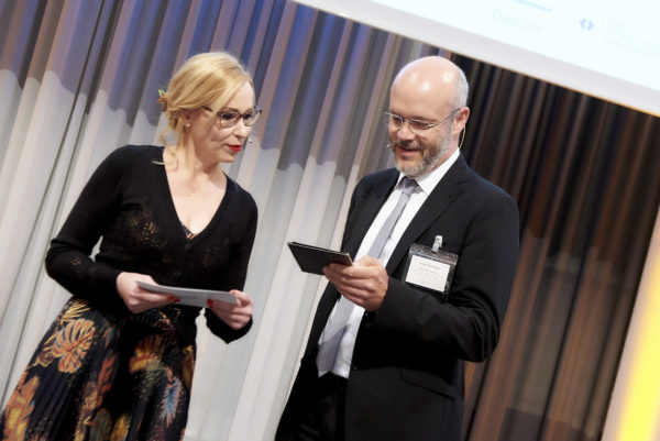 Bei der Anmoderation: Filmmusikproduzent von Top Gun, Harold Faltermeyer signierte für Frank Hövermann, in seiner Freizeit leidenschaftlicher Pilot, eigens sein neues Buch und eine CD