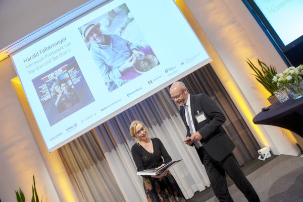 Bei der Anmoderation: Filmmusikproduzent von Top Gun, Harold Faltermeyer signierte für Frank Hövermann, in seiner Freizeit leidenschaftlicher Pilot, eigens sein neues Buch und eine CD