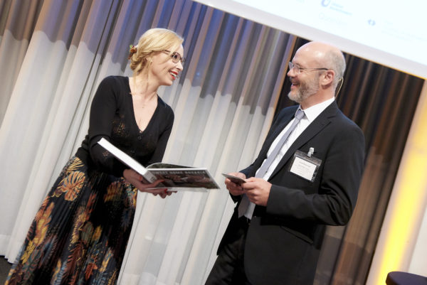 Bei der Anmoderation: Filmmusikproduzent von Top Gun, Harold Faltermeyer signierte für Frank Hövermann, in seiner Freizeit leidenschaftlicher Pilot, eigens sein neues Buch und eine CD