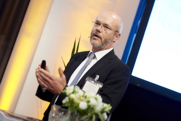 Frank Hövermann, AGI bei seinem Vortrag: Tail-risk Management - mit Managed Options Opportunitätskosten reduzieren"