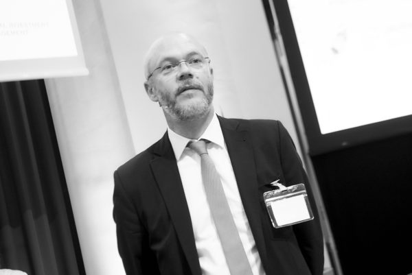 Frank Hövermann, AGI bei seinem Vortrag: Tail-risk Management - mit Managed Options Opportunitätskosten reduzieren"