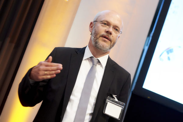 Frank Hövermann, AGI bei seinem Vortrag: Tail-risk Management - mit Managed Options Opportunitätskosten reduzieren"