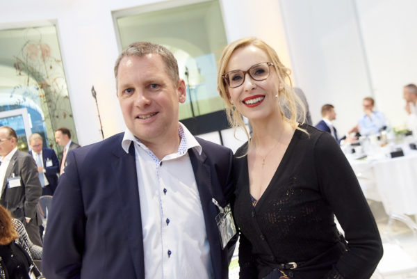 Wolfgang Wienert, Bereichsleiter Risikomanagement der ERGO Versicherung mit Barbara Bertolini