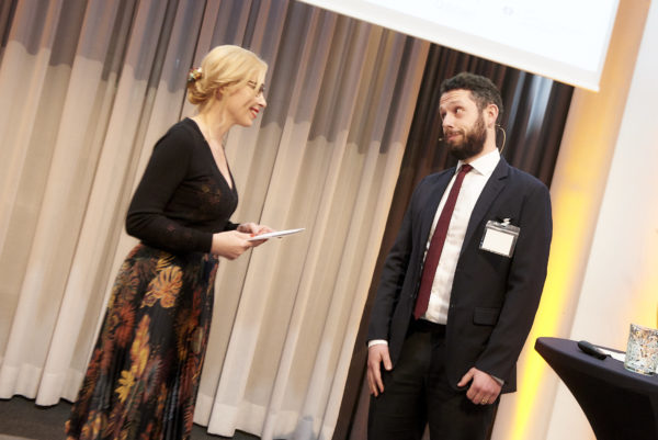 Barbara Bertolini und Dónal Kinsella bei der Anmoderation