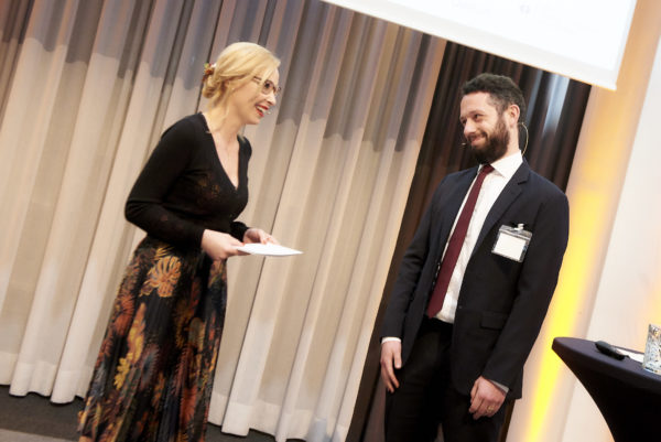 Barbara Bertolini und Dónal Kinsella bei der Anmoderation