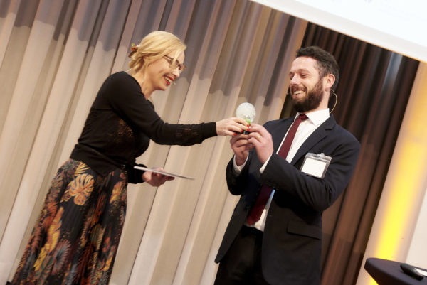 Die Lieblingstiere von Dónal Kinsella von Eaton Vance sind Panda Bären. So bekam er Barbara Bertolini eine Schneekugel von den Wiener Werktstätten mit Panda Bären