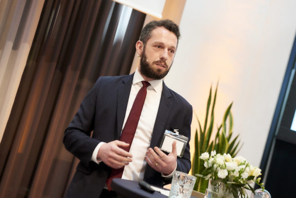 Dónal Kinsella, Eaton Vance bei seinem Vortrag: "Replacing Interest Rate Risk with Credit Risk - Perspectives on Bonds, Loans and Securitized Credit"