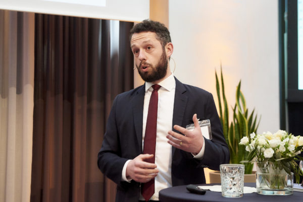 Dónal Kinsella, Eaton Vance bei seinem Vortrag: "Replacing Interest Rate Risk with Credit Risk - Perspectives on Bonds, Loans and Securitized Credit"