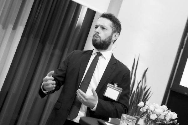 Dónal Kinsella, Eaton Vance bei seinem Vortrag: "Replacing Interest Rate Risk with Credit Risk - Perspectives on Bonds, Loans and Securitized Credit"