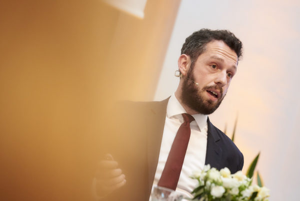 Dónal Kinsella, Eaton Vance bei seinem Vortrag: "Replacing Interest Rate Risk with Credit Risk - Perspectives on Bonds, Loans and Securitized Credit"