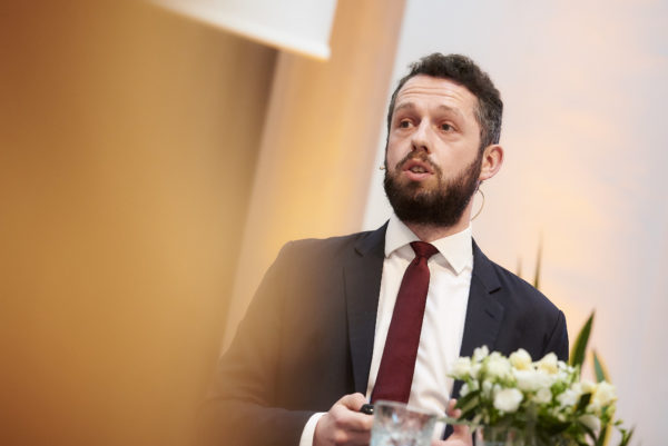 Dónal Kinsella, Eaton Vance bei seinem Vortrag: "Replacing Interest Rate Risk with Credit Risk - Perspectives on Bonds, Loans and Securitized Credit"