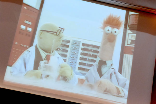 Für Hobby-Chemiker Thomas Rutz von MainFirst gabs ein Überraschungs-Intro-Video vom Muppet-Labor mit Prof. Dr. Honigtau Bunsenbrenner und seinem Labor-Assistenten Beaker