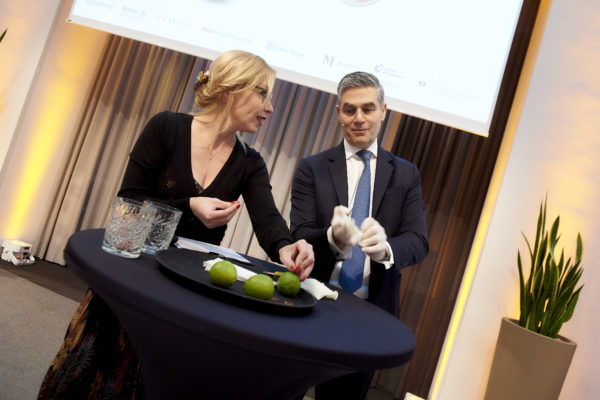 Barbara Bertolini mit Thomas Rutz: Gemeinsam führten sie auf der Bühne das chemische Experiment "Geldwäsche" vor.