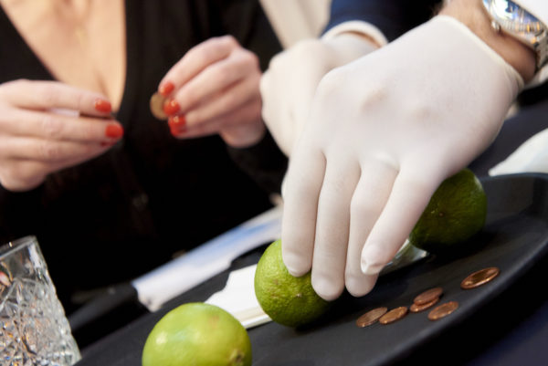 Für das "Geldwäsche"-Experiment benötigt man lediglich: Eine Limette, 1 Messer und eine 1-2-5 Cent-Münze. Nach 15 Minuten, also genau nach seinem Vortrag, sollten die Münzen "sauber" sein!