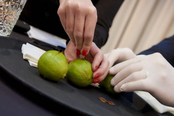 Für das "Geldwäsche"-Experiment benötigt man lediglich: Eine Limette, 1 Messer und eine 1-2-5 Cent-Münze. Nach 15 Minuten, also genau nach seinem Vortrag, sollten die Münzen "sauber" sein!