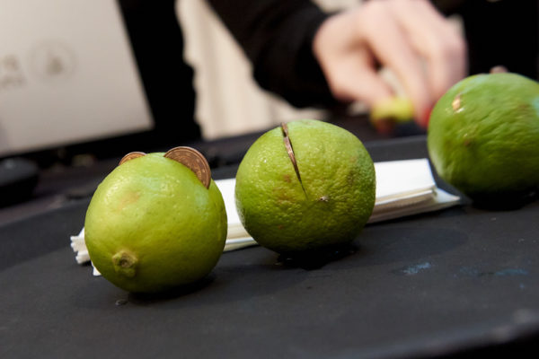 Für das "Geldwäsche"-Experiment benötigt man lediglich: Eine Limette, 1 Messer und eine 1-2-5 Cent-Münze. Nach 15 Minuten, also genau nach seinem Vortrag, sollten die Münzen "sauber" sein!